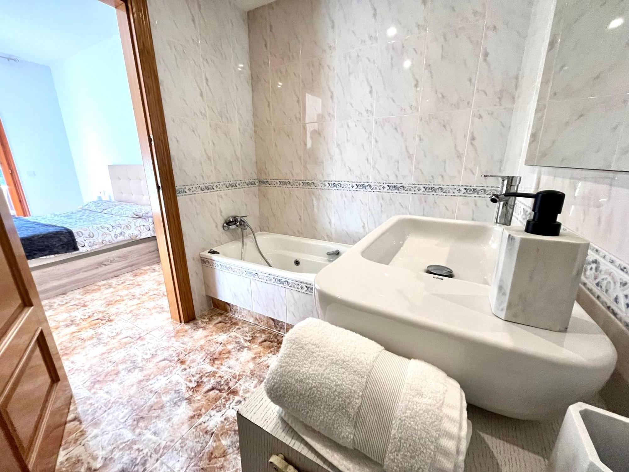 Amplio Apartamento, 5 Camas Sant Esteve Sesrovires Kültér fotó