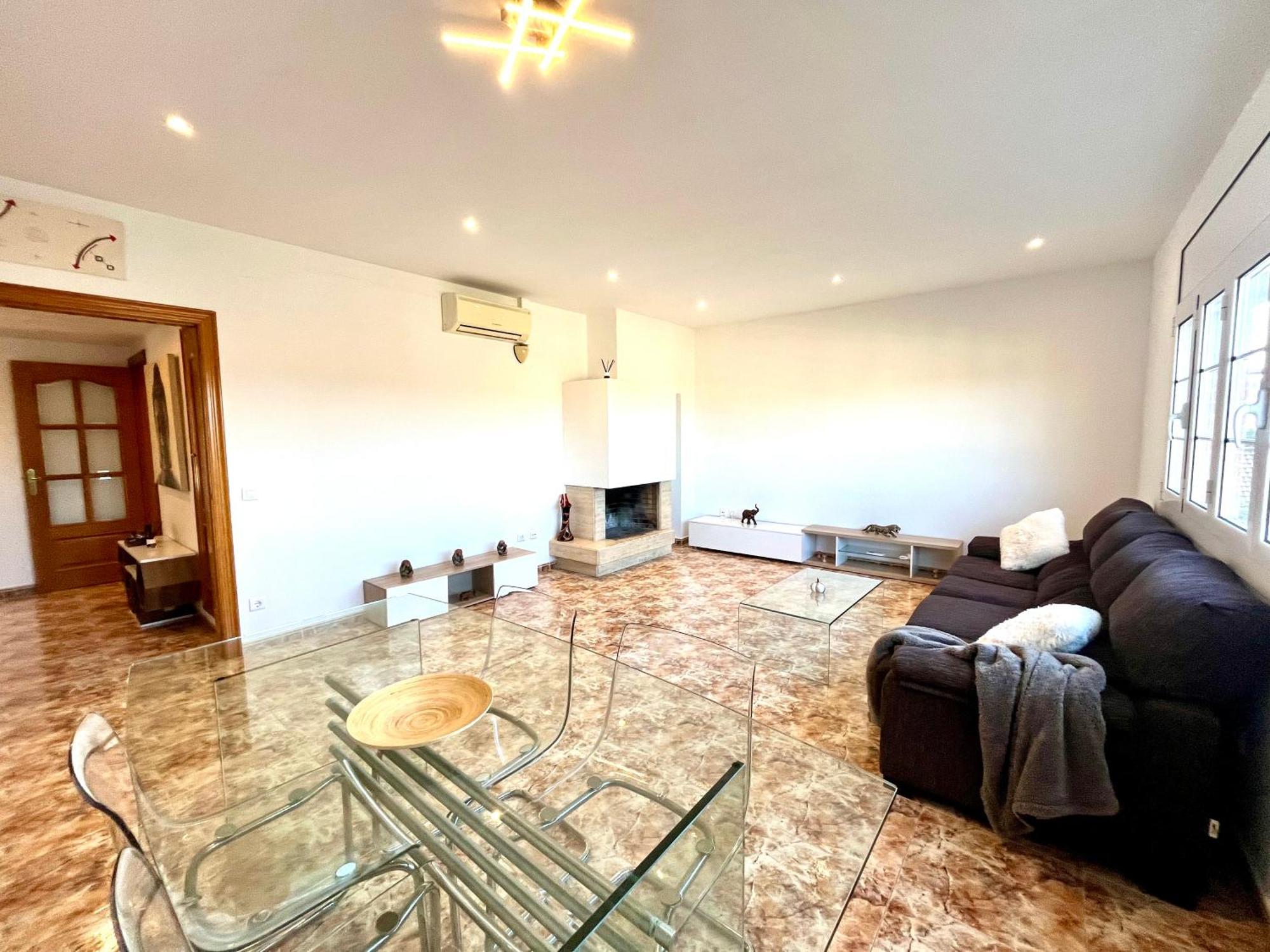 Amplio Apartamento, 5 Camas Sant Esteve Sesrovires Kültér fotó